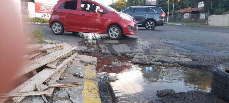 El arroyo y la laguna que se formaron en la esquina de Luis María Argaña y Las Palmas.