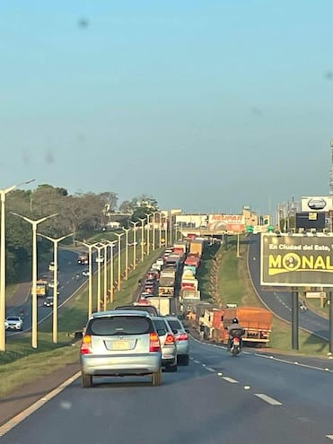 Los camiones en doble fila sobre la Ruta PY02, a la altura del Km 7 de Ciudad del Este.