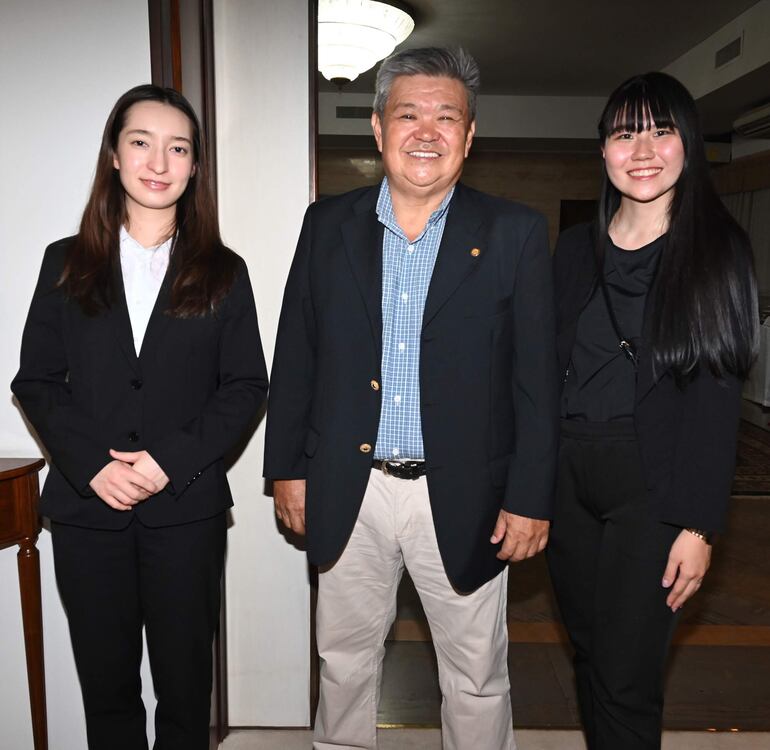 Noriko Guinea, Jorge Ogasawara y Nerina Matayoshi.