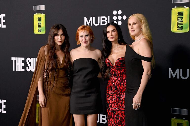 Scout LaRue Willis, Tallulah Willis, Demi Moore y Rumer Willis asistieron juntitas al estreno en Los Ángeles de "The Substance" en el Directors Guild Of America.