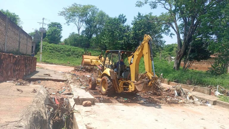 Una gran cantidad de basura fue arrastrada por los torrentes y taponaron los sumideros de la ciudad de Villa Elisa.
