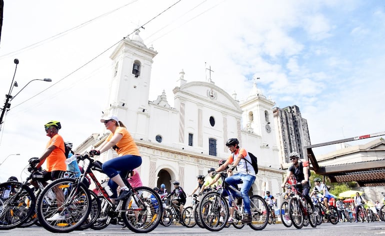 Recorrido en bicicleta por siete iglesias de Asunción.