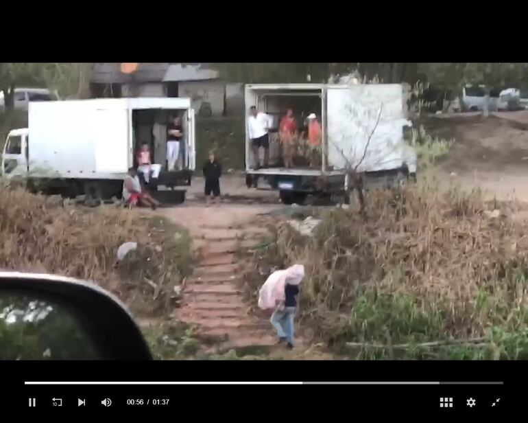 Captura de imagen del video, cuando un estibador lleva sobre sus hombros una media res de carne bovina, pasando sobre el cauce seco del río Pilcomayo, desde Clorinda Argentina, presumiblemente a Nanawa (Puerto Elsa), de la publicación de La Nación de Argentina.