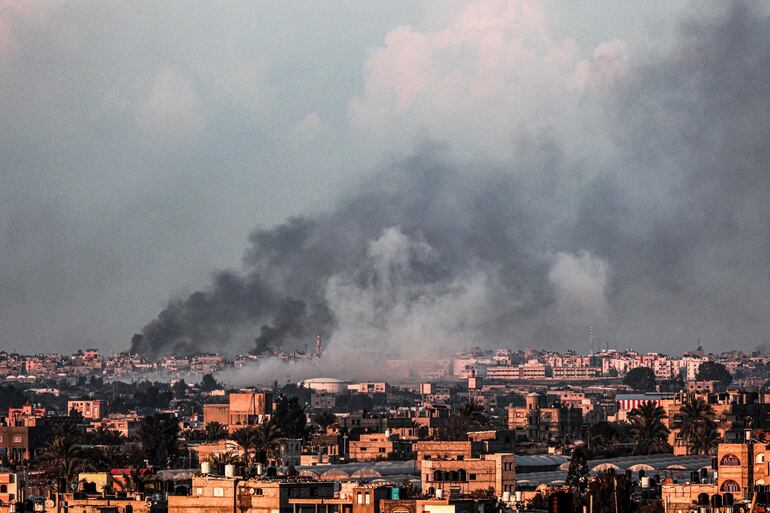 Humo sobre Jan Yunis, en el sur de la Franja de Gaza, durante un bombardeo israelí el domingo.