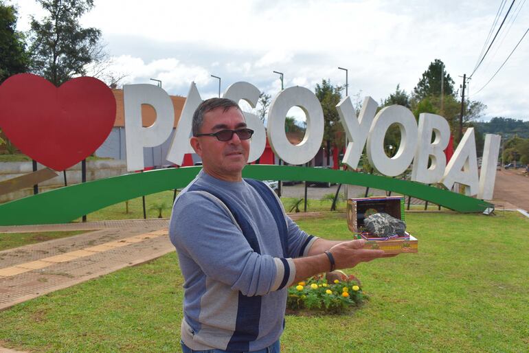 Presidente de la Comisión organizadora del festival, Carlos López, exhibiendo uno de los cofres con pepitas de oro.