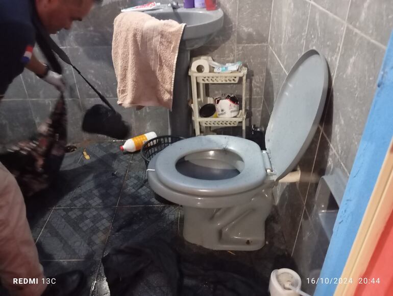 En el baño se halló una botella de plástico de 500 ml de alcohol rectificado, un puñado de cabello, una caja de fósforo, y un vestido floreado.