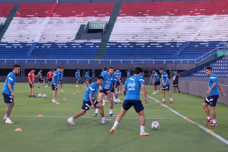 El entrenamiento de la tarde/noche del domingo en el gramado del estadio Defensores del Chaco, escenario del partido de hoy, a las 19:30.