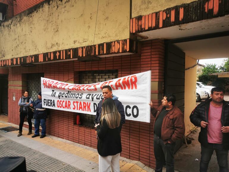 Con una pancarta, sindicalistas le piden a Horacio Cartes que ayude ante los problemas de Copaco S.A.