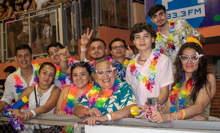 Grupo de amigos y familia que llegó desde Caaguazú. 