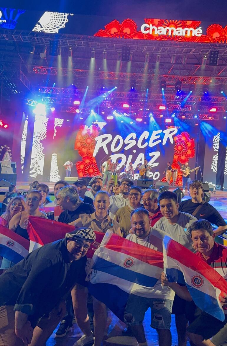 Un grupo de compatriotas acompañó a Roscer Díaz durante su presentación en la Fiesta Nacional del Chamamé.