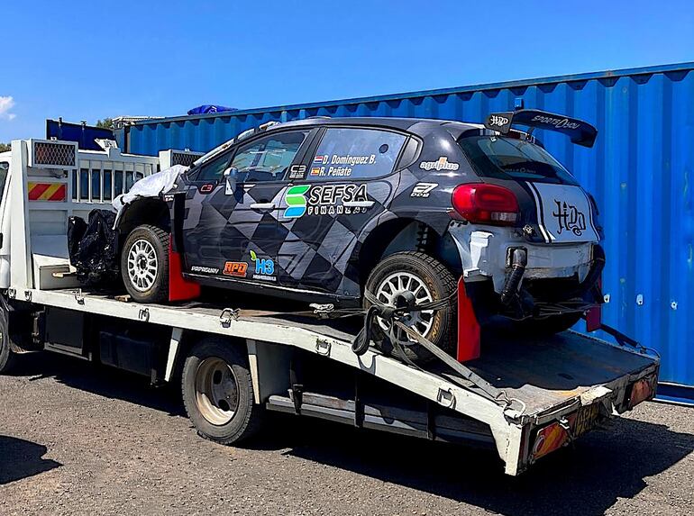 Así quedó el livery en el Citroën C3 Rally2 de Diego Domínguez Bejarano y Rogelio Peñate, con los colores blanco y negro en los costados, y el detalle de una bandera a cuadros.