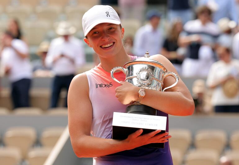 La polaca Iga Swiatek celebra con el trofeo de campeona la conquista del Roland Garros 2024. 