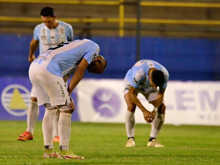 Los jugadores de Guaireña lamentan la derrota contra Sportivo Trinidente, resultado que sentenció el regreso a la División Intermedia.