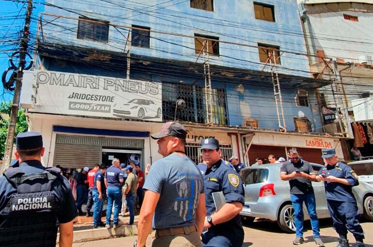 Policías frente a la tienda donde hallaron la boca del túnel.