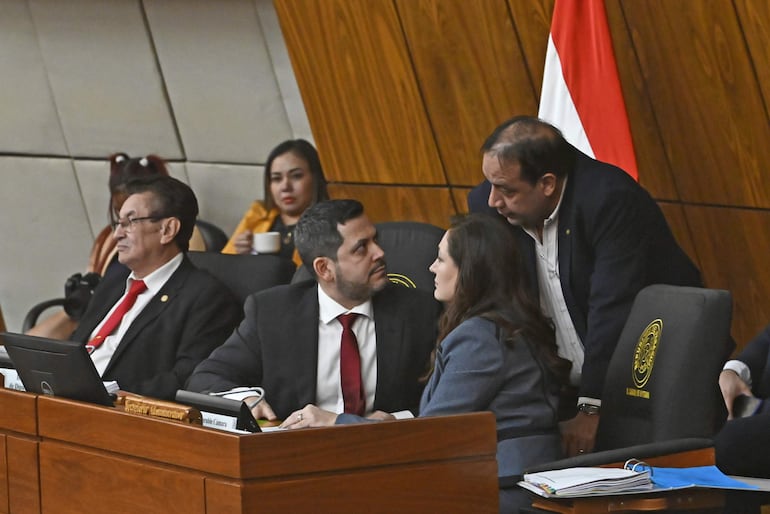 El presidente de Diputados, Raúl Latorre, la líder de bancada de HC, Rocio Abed y Avelino Dávalos, todos cartistas, dialogan durante la sesión de ayer donde no trataron el proyecto.