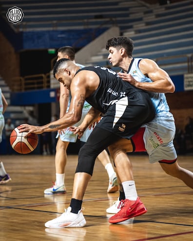 Pablo Espinoza, de Olimpia, y Franco Benítez, de San José, en acción. San José es finalista.