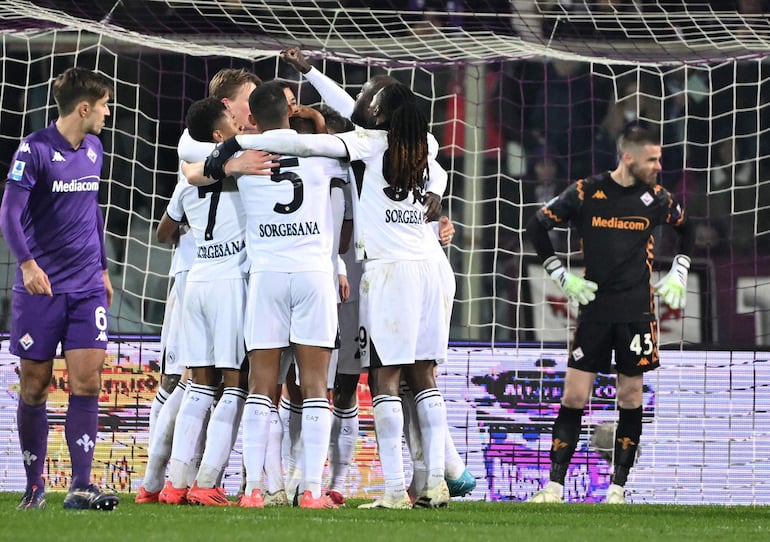 Festejo de los jugadores del Nápoles tras el gol de Romelu Lukaku