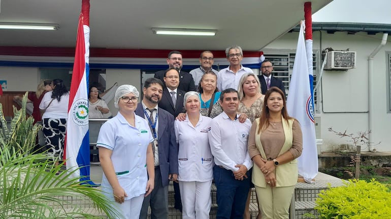 Autoridades del IPS acompañaron el festejo aniversario de la Unidad Sanitaria de San Antonio. Estuvo el director de hospitales del área Central, Osmar Amarilla, el director de apoyo y servicios, Marcos Martínez, la coordinadora de dirección de hospitales de Central, licenciada Karina Landaira.