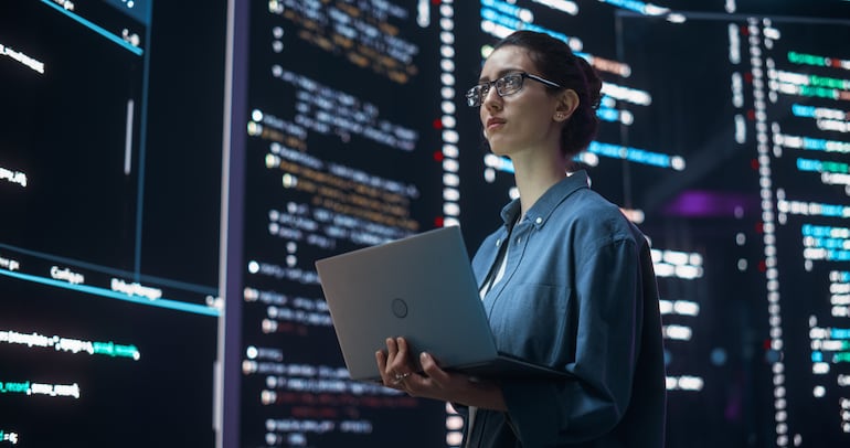 Una mujer programadora.