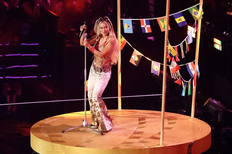 Karol G abrió su presentación en los MTV VMA en una tarima decorada con la bandera de todos los países de Latinoamérica, incluyendo la de Paraguay.