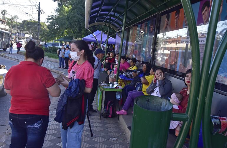 Las paradas están abarrotadas de pasajeros, lo que evidencia las reguladas de los colectivos. 