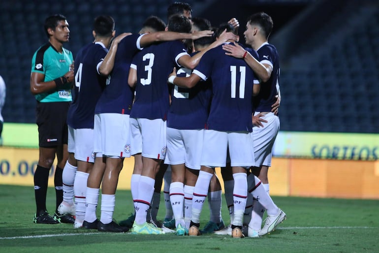 Festejo albirrojo tras uno de los tres goles marcados en la Nueva Olla