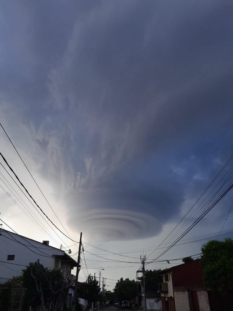 Nubes que parecían ser el principio de un tornado causaron furor en Asunción esta mañana.