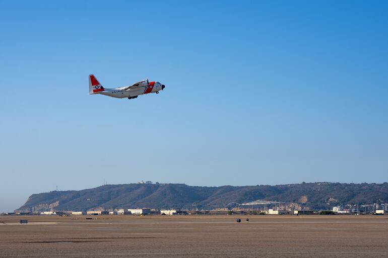 Fotografía sin fecha cedida por la Guardia Costera de Estados Unidos de un avión C-130 despegando para apoyar las operaciones de vuelo de expulsión de extranjeros entre California y Texas, en San Diego (Ilustrativa).