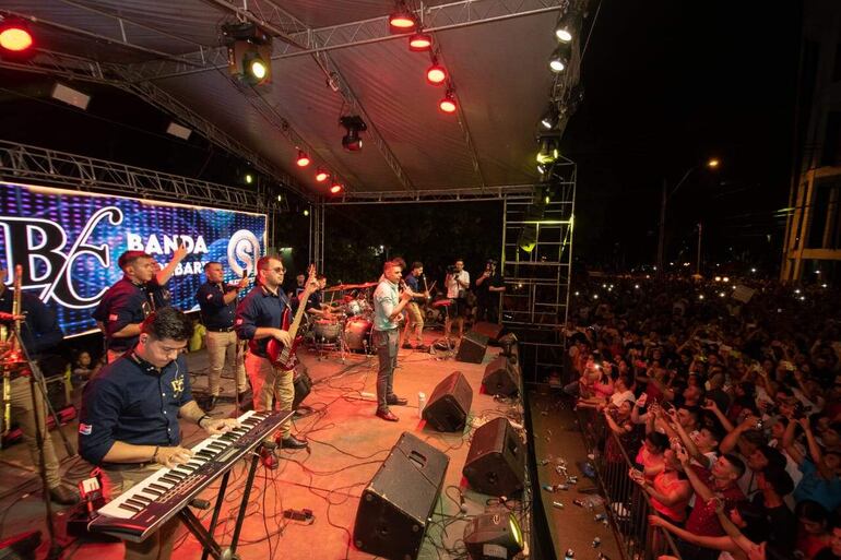 Banda Capiibary con el tema Chiquitita hizo bailar a la gente.