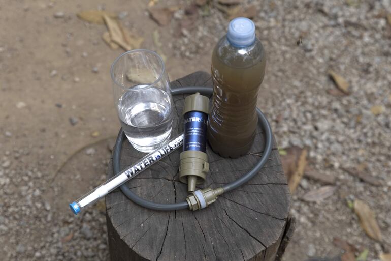 Fotografía de un filtro de agua capaz de transformar el agua marrón de los ríos en un líquido transparente y sin bacterias, este miércoles en Sao Paulo (Brasil). El aparato, que se instala en baldes o botellas de agua y se produce en China y en EE.UU., contiene una fina membrana que deshecha el 99,9 % de las bacterias y de los virus, lo que evita los problemas gastrointestinales que son la principal causa de muerte infantil en el mundo.