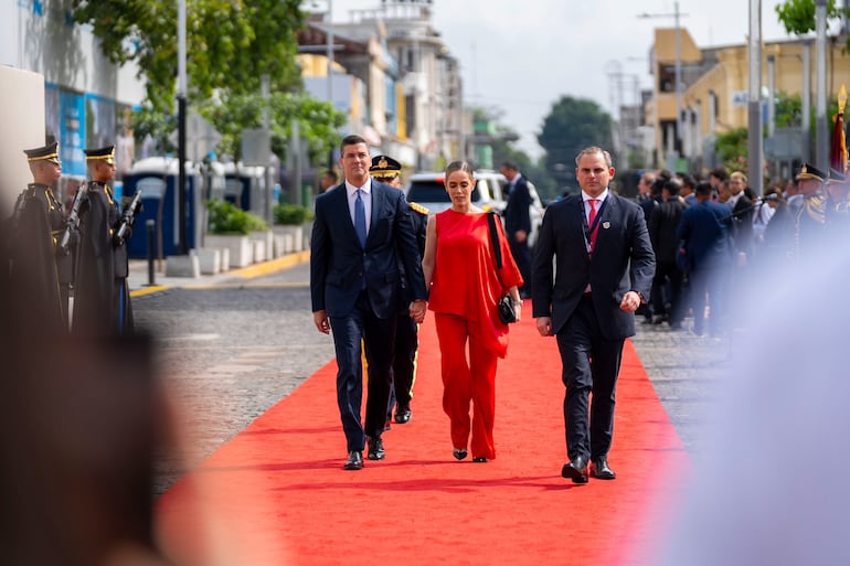 El presidente Santiago Peña y la primera dama Leticia Ocampos, llegando para la investidura de El Salvador.