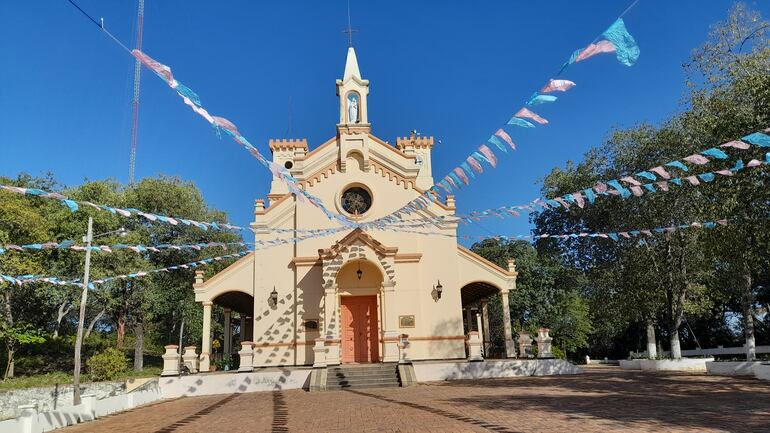 La Catedral de Fuerte Olimpo, erigida en la cima de un cerro, luce acorde a la fiesta patronal. 