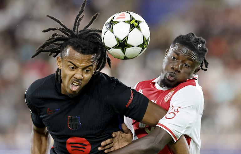 Mohammed Salisu de Monaco se disputa el balón con Jules Kounde de Barcelona durante la UEFA Champions League.