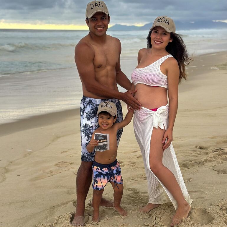 Robert Rojas y Karen Bernal, junto al hermanito mayor Ian, anunciaron que pronto llegará un nuevo integrante a la familia.