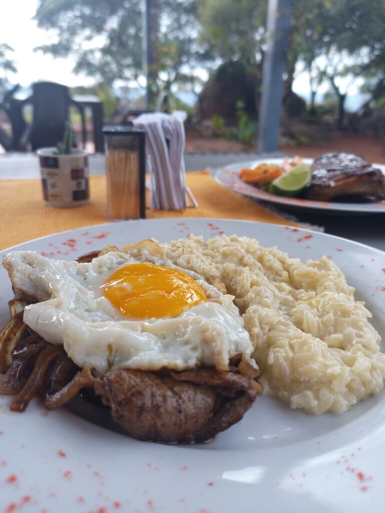 El plato Luisón es corte seleccionado de carne acompañado con puré de papa.