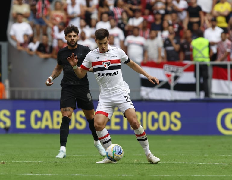 Damián Bobadilla cubre la posesión del balón ante Yuri Alberto. (Foto gentileza de Sao Paulo).