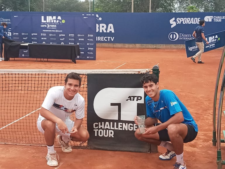 El paraguayo Adolfo Daniel Vallejo (der.) y el peruano Gonzalo Bueno (izq.) son campeones en dobles.