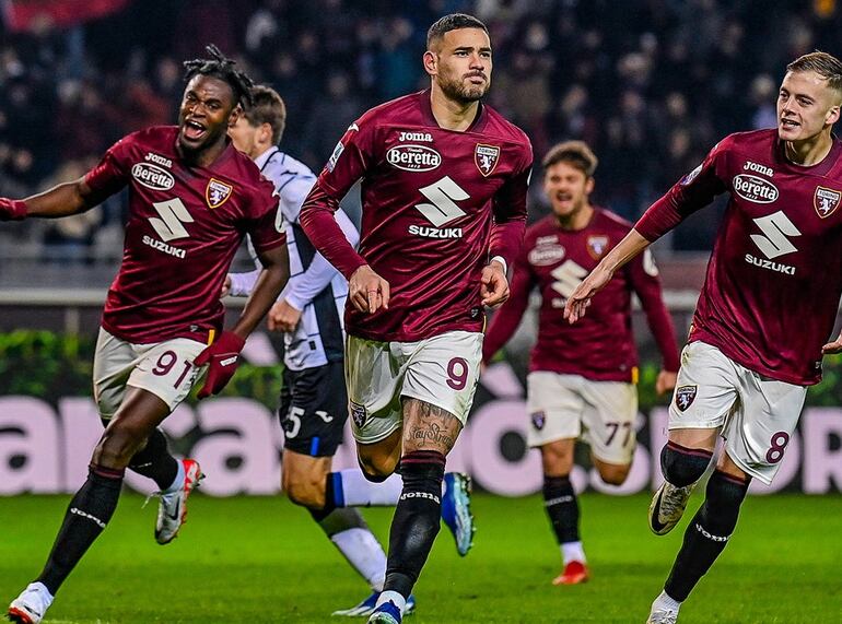 Antonio Sanabria (centro), celebrando su gol ante Atalanta junto a Duván Zapata (i) e Ivan Ilić (d).