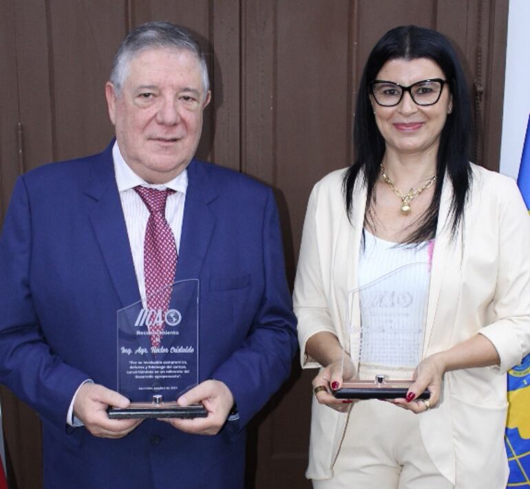 Ing. Agr. Héctor Cristaldo, titular de la UGP, y la Lic. Carolin Leguizamón,  coordinadora de ferias del MAG.