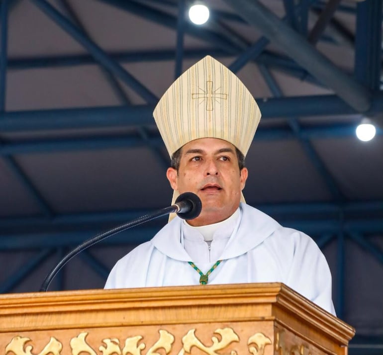 Monseñor Gabriel Escobar presidió la misa del primer día del novenario de la Virgen de Caacupé.