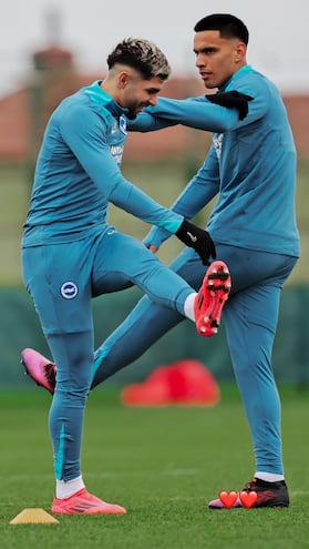 Diego Gómez y Julio Enciso durante la última práctica del Brighton. Diego está para hacer su debut hoy en la Premier League.