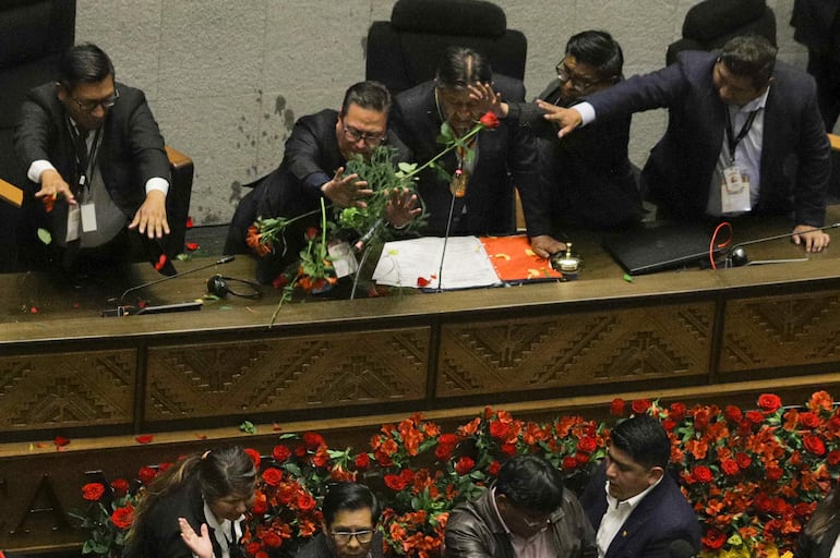 Parlamentarios oficialistas afines al expresidente de Bolivia Evo Morales (2006-2019) lanzan tomates y plantas al vicepresidente de Bolivia, David Choquehuanca (c), hoy, durante una sesión en la Asamblea Legislativa, en La Paz (Bolivia). Los parlamentarios impidieron con violencia la instalación de la sesión legislativa en la que el presidente del país, Luis Arce, debía presentar un informe de gestión al cumplir cuatro años de Gobierno e iniciar el quinto y último de su gestión.  