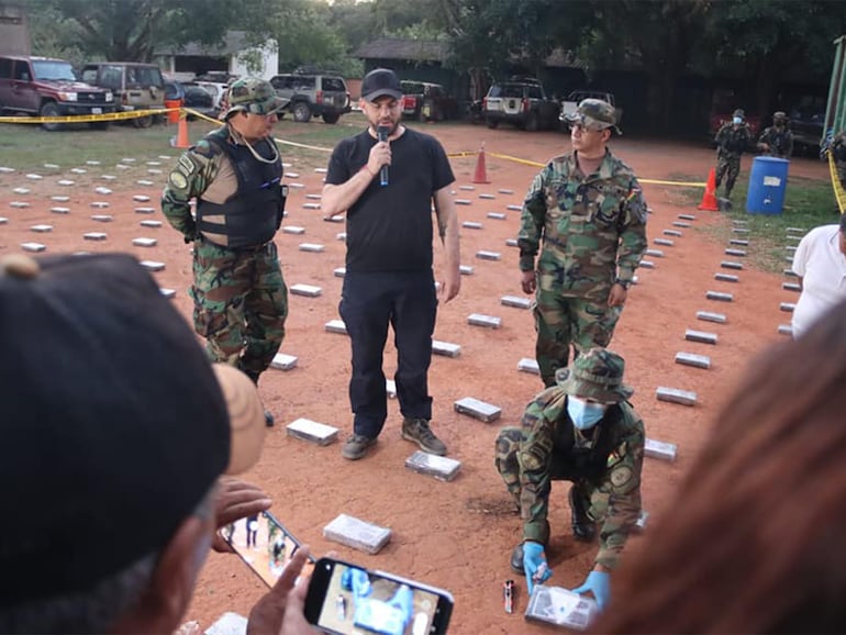 El ministro de Gobierno de Bolivia, Carlos Eduardo Del Castillo Del Carpio, dirige la exhibición de la cocaína que traía el paraguayo.