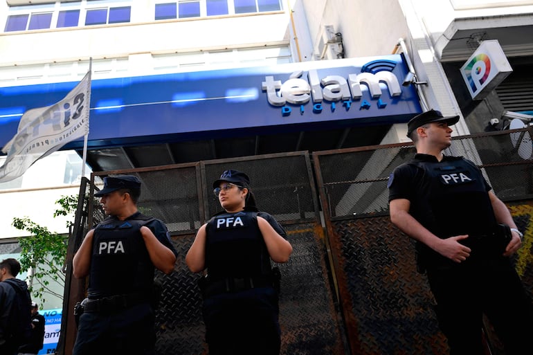 Miembros de la Policía Federal Argentina custodian la sede de la agencia estatal de noticias Telam en Buenos Aires el 4 de marzo de 2024. Las oficinas de Telam fueron cerradas y custodiadas por la policía el lunes después de que el presidente argentino Javier Milei anunciara el viernes pasado el cierre de la agencia de noticias.