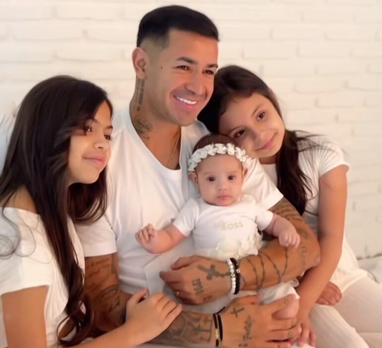 ¡Papá feliz! Derlis González con sus tres hijas: Karimi Eliane, Isabella y Kerly Antonella. (Instagram/Karimi Chávez)