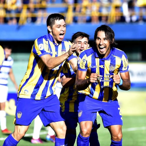 Jorge Benítez, Rodrigo Rojas y Sergio Fretes celebran el primer tanto de Luqueño frente al Gallo Norteño.