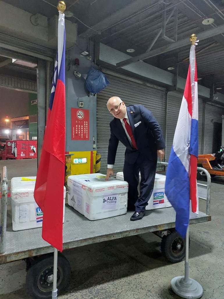 El embajador de Paraguay en Taiwán, Carlos Fleitas, muestra parte de las exportaciones del país. 