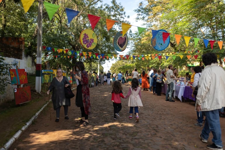 Feria de celebración comunitaria en Areguá.