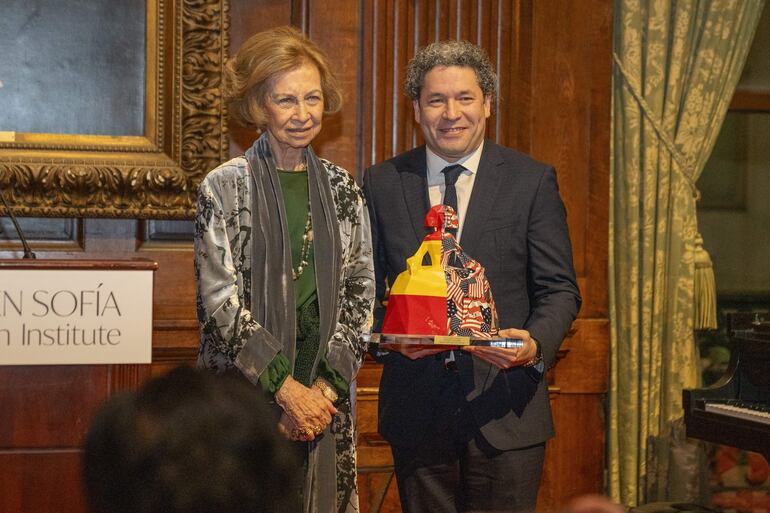 El director de orquesta venezolano Gustavo Dudamel posa junto a la Reina Sofía luego de recibir un reconocimiento por la excelencia, durante la celebración al 70 aniversario del museo Queen Sofía Spanish Institute de New York.