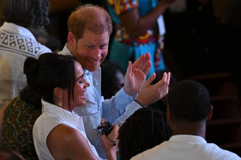 ¡Felices! El príncipe Harry de Gran Bretaña y su esposa Meghan Markle, durante el foro "Mujeres afro y poder". (RAUL ARBOLEDA / AFP)